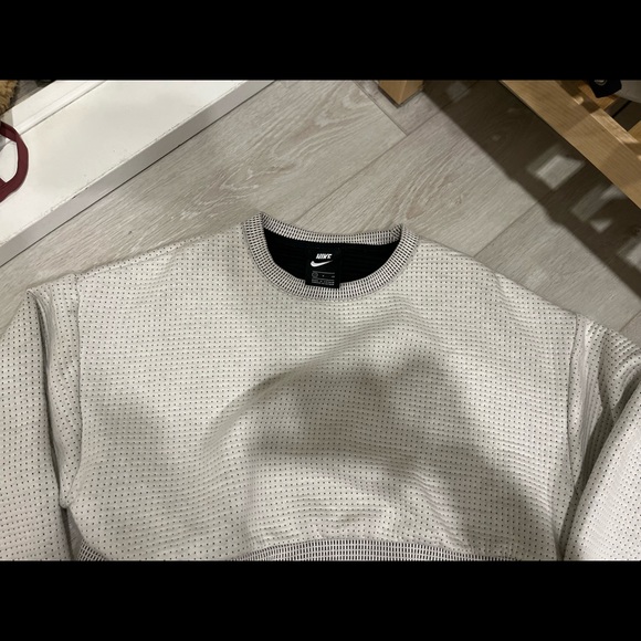 Nike cropped hoodie - size small - Picture 3 of 3